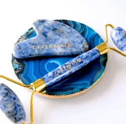 Gua Sha und Gesichts-Roller aus blauem Sodalith als kombiniertes Anti-Aging Kit